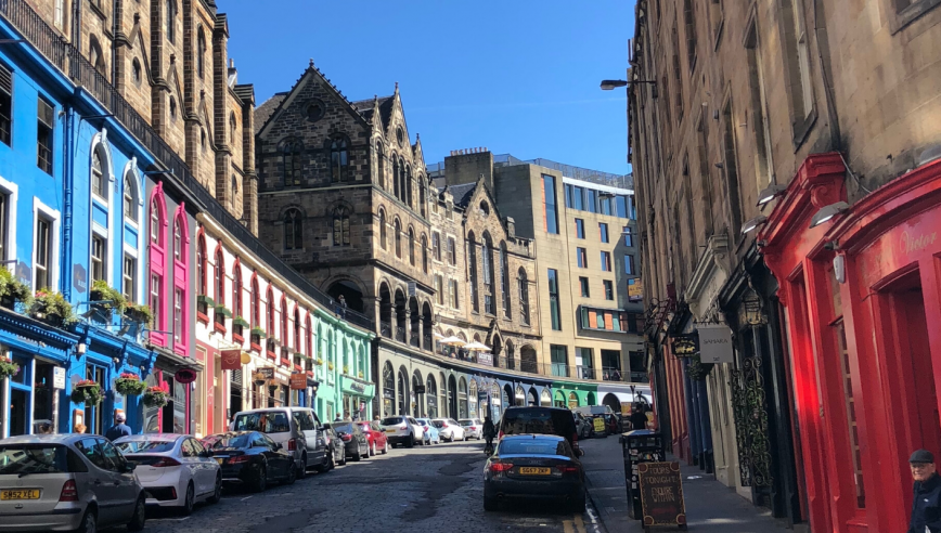 Eine Straße in Edinburgh 