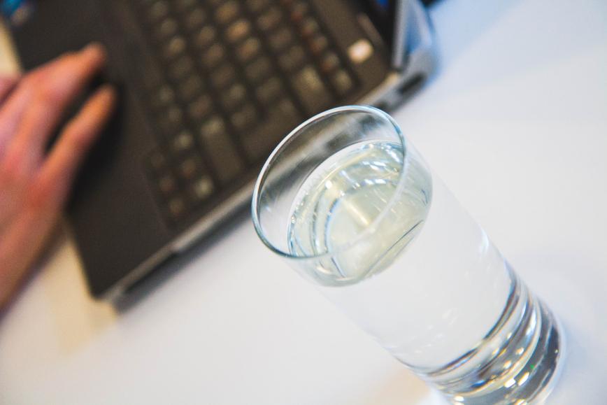 Ten un vaso de agua cerca