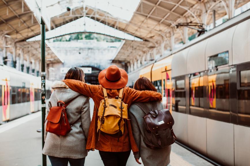 tres amigas en una estación de tren