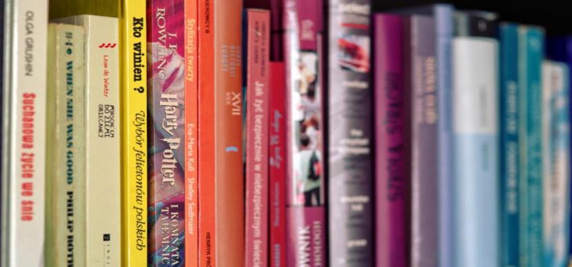 книги на полке