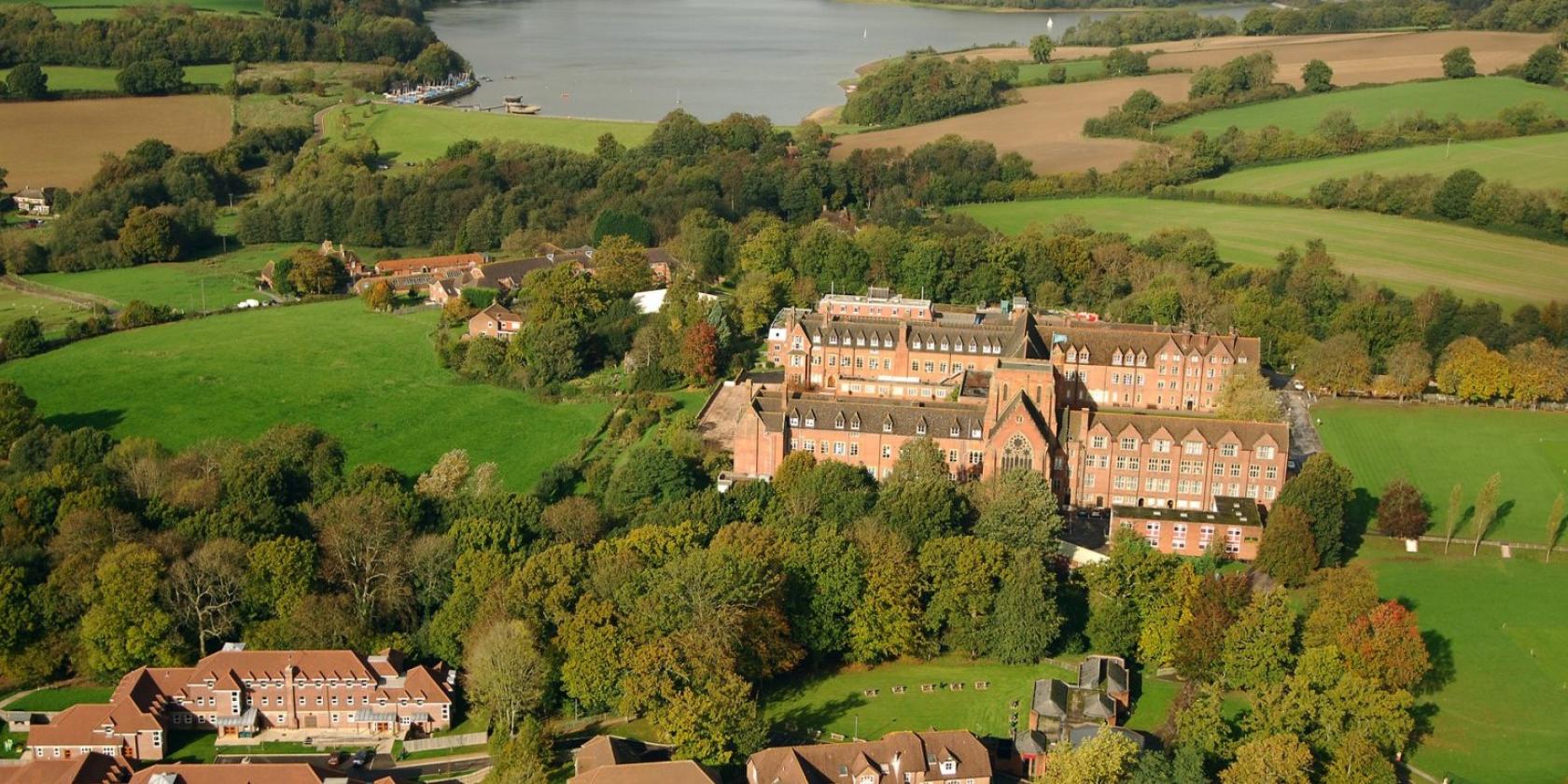 Ardingly (Yaz Kampı 10-17), İngiltere — Kaplan Ardingly (Yaz Kampı 10-17) kampüsü ve şehir kareleri 2/8