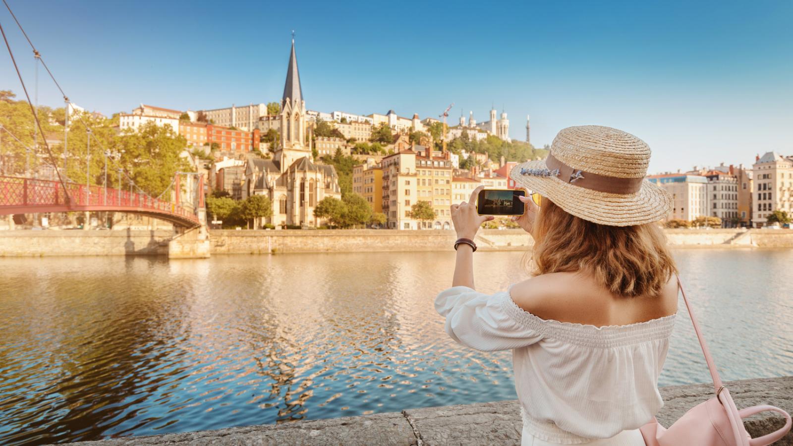 lyon-student-taking-photo