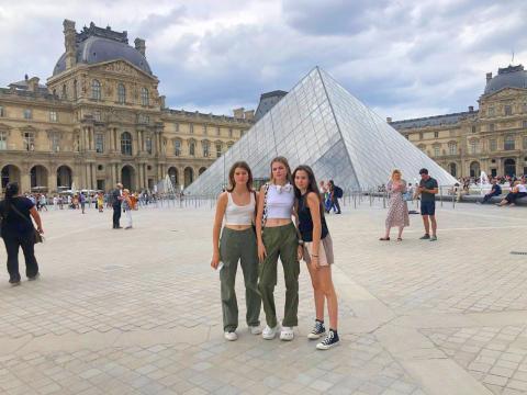 Paris-Igny (Yaz Kampı 13-17), Fransa — Kaplan Paris-Igny (Yaz Kampı 13-17) kampüsü ve şehir kareleri 3/8
