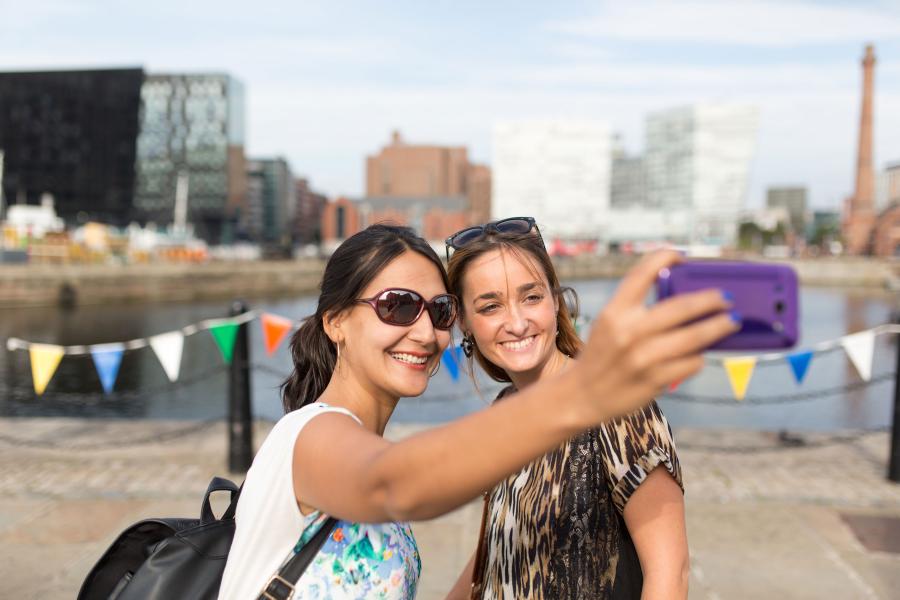 Liverpool 30+, İngiltere — Kaplan Liverpool 30+ kampüsü ve şehir kareleri 3/8