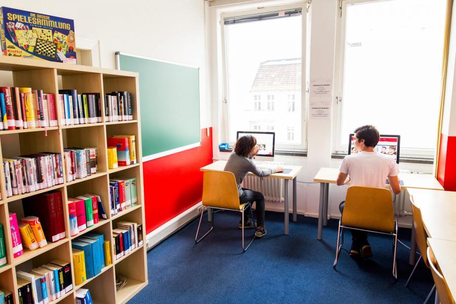 Berlin, Almanya — Kaplan Berlin kampüsü ve şehir kareleri 7/8