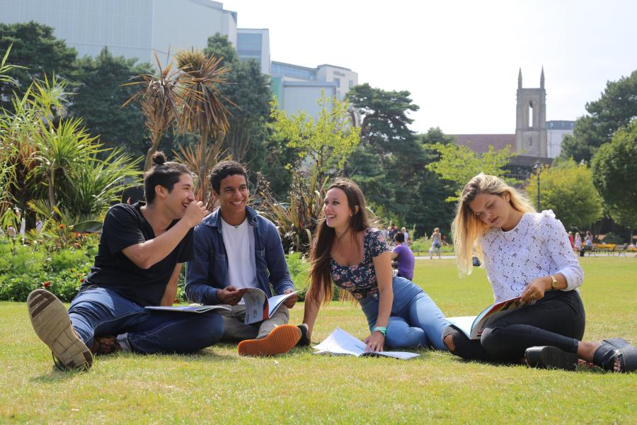 Bournemouth 30+, İngiltere — Kaplan Bournemouth 30+ kampüsü ve şehir kareleri 8/8