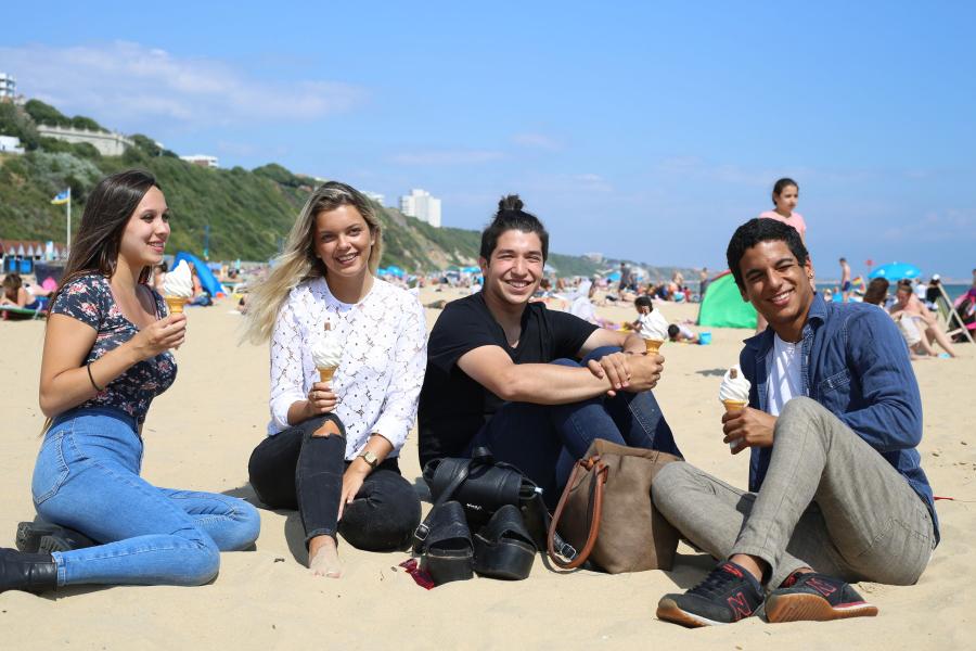 Bournemouth 30+, İngiltere — Kaplan Bournemouth 30+ kampüsü ve şehir kareleri 4/8