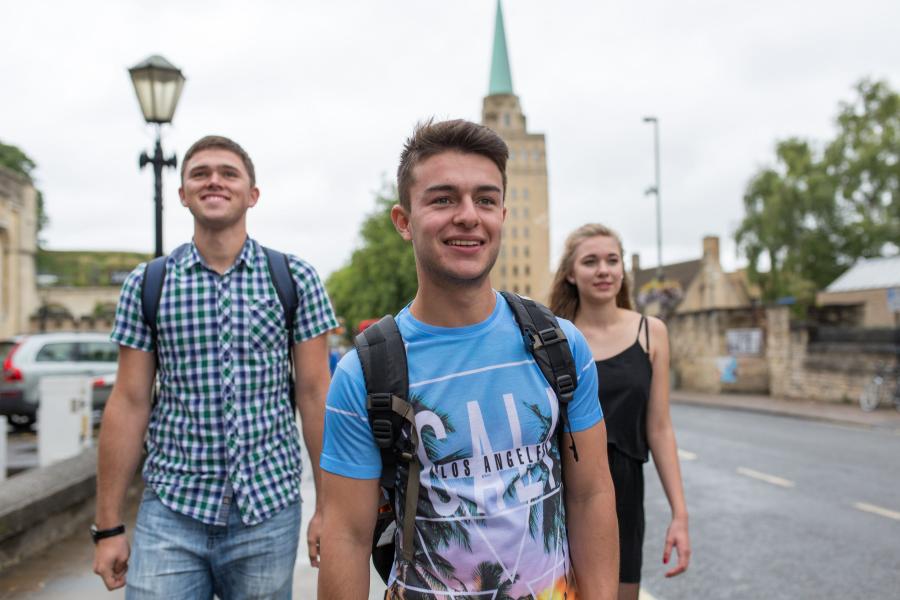 Oxford, İngiltere — Kaplan Oxford kampüsü ve şehir kareleri 5/8