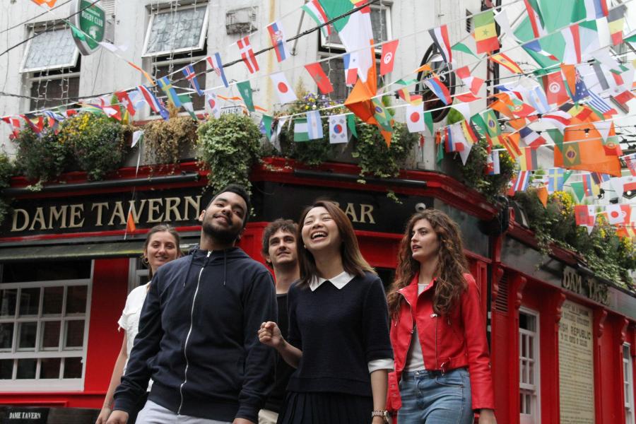Dublin, İrlanda — Kaplan Dublin kampüsü ve şehir kareleri 3/8
