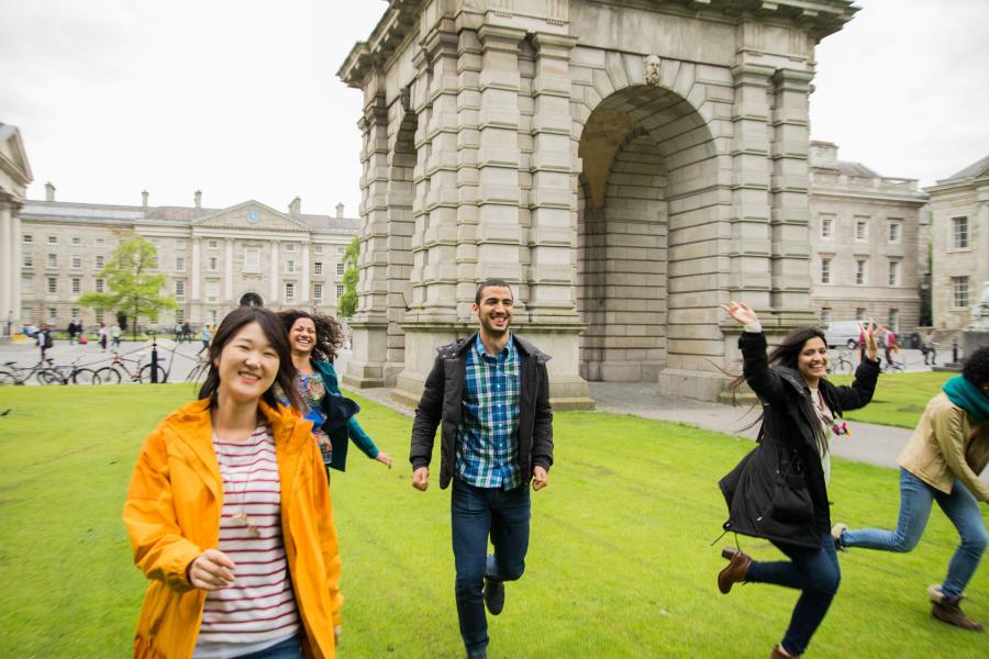 Dublin, İrlanda — Kaplan Dublin kampüsü ve şehir kareleri 4/8