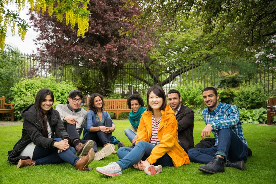 Dublin, İrlanda — Kaplan Dublin kampüsü ve şehir kareleri 7/8