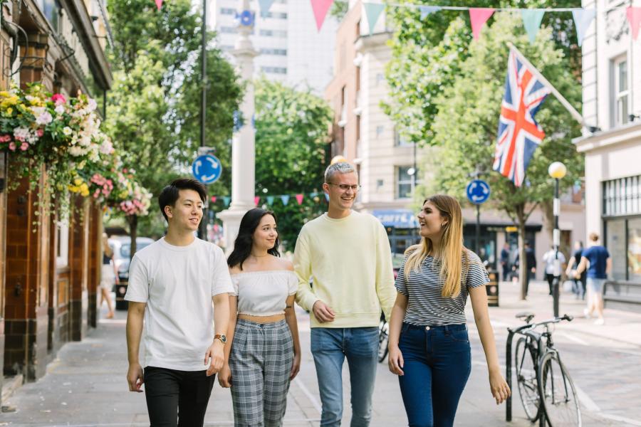 Londra, İngiltere — Kaplan Londra kampüsü ve şehir kareleri 3/8