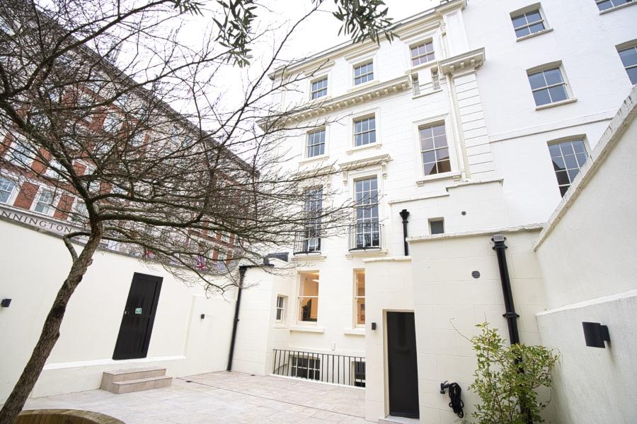 Londra 30+, İngiltere — Kaplan Londra 30+ kampüsü ve şehir kareleri 7/8