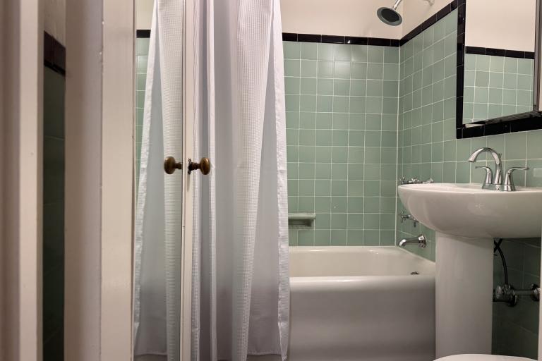 new yorker accommodation bathroom