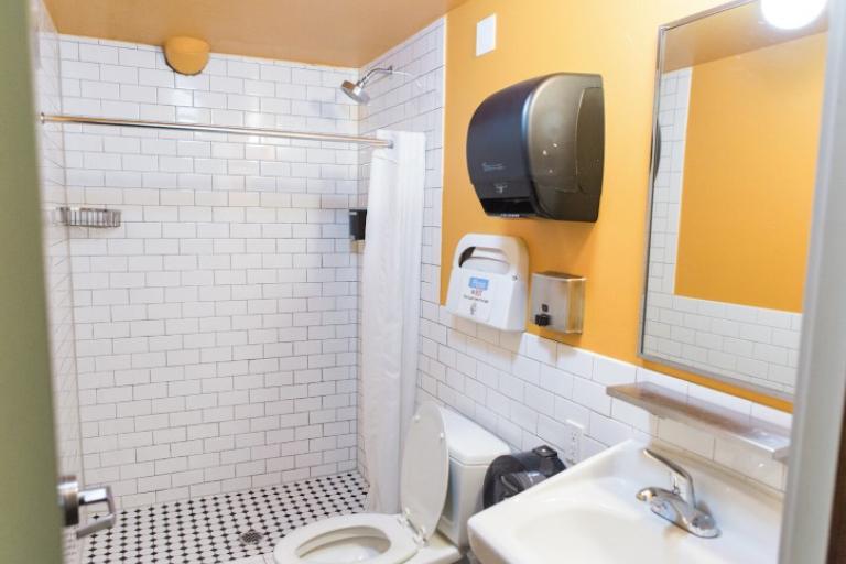 kaplan-seattle-residence-american-hotel-bathroom