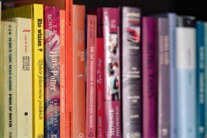 книги на полке