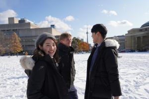 students in a parc full of snow