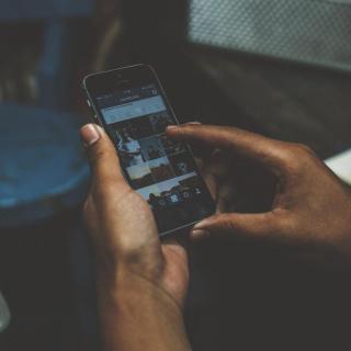 كيف تطوّر لغتك الإنجليزية عن طريق تطبيقات الجوال