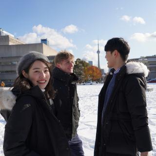 students in a parc full of snow