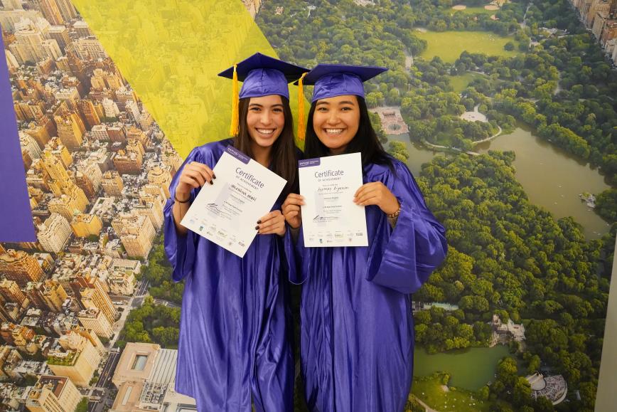 Студенты школы Kaplan в Нью-Йорке с дипломами